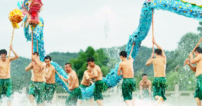 Imlek Tradisi tarian naga api yang spektakuler di Tiongkok telah berusia ratusan tahun. Inilah mengapa hal itu terus mempesona