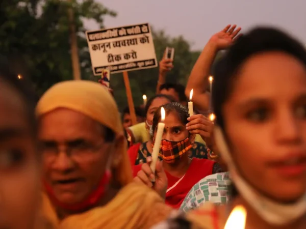 Demonstrasi Seorang wanita India mendakwa suaminya