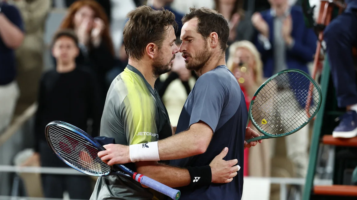 Stan Wawrinka dan Andy Murray berbagi pelukan di Prancis Terbuka