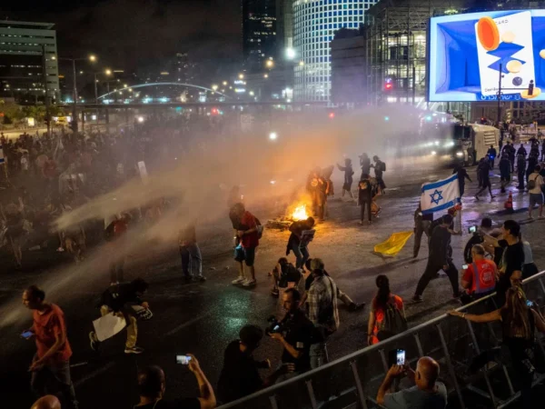 Polisi dan pengunjuk rasa bentrok di Tel Aviv ketika demonstrasi