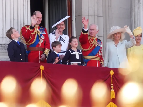 Catherine Putri Wales bergabung dengan para bangsawan di balkon istana