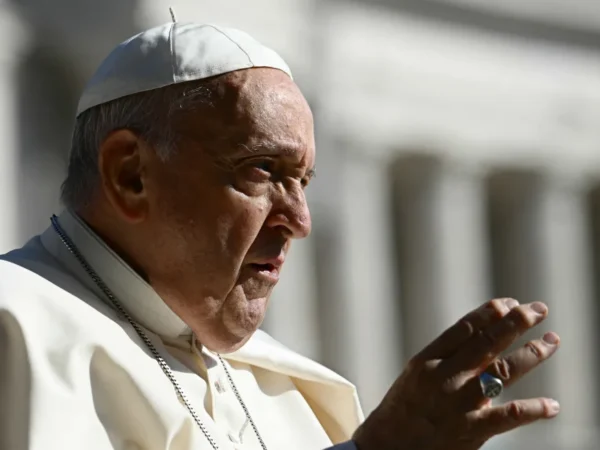 Paus Fransiskus mengulangi cercaan homofobik dalam pertemuan tertutup