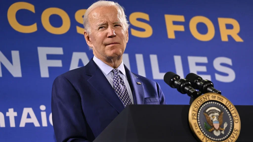 Biden terus membatalkan utang pinjaman mahasiswa 