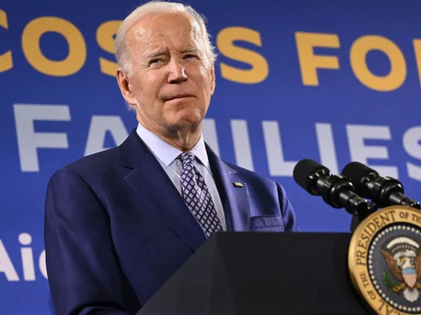 Biden terus membatalkan utang pinjaman mahasiswa