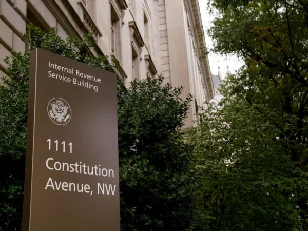 IRS mengumpulkan $1 miliar pajak balik dari para jutawan