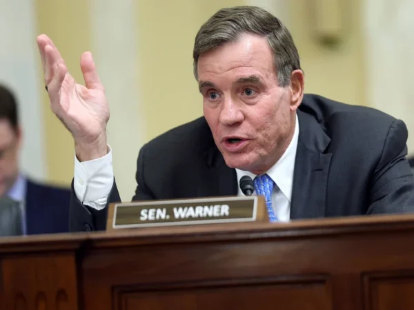 Senator Mark Warner berupaya menyelaraskan senator Demokrat