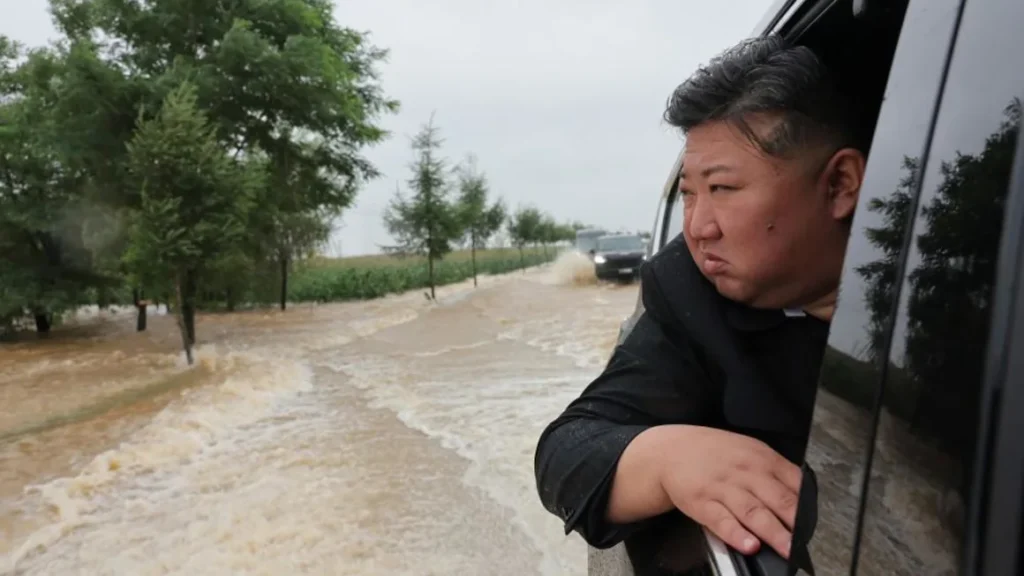 Kim dari Korea Utara ‘memeriksa’ tanggap banjir ketika ribuan orang dievakuasi