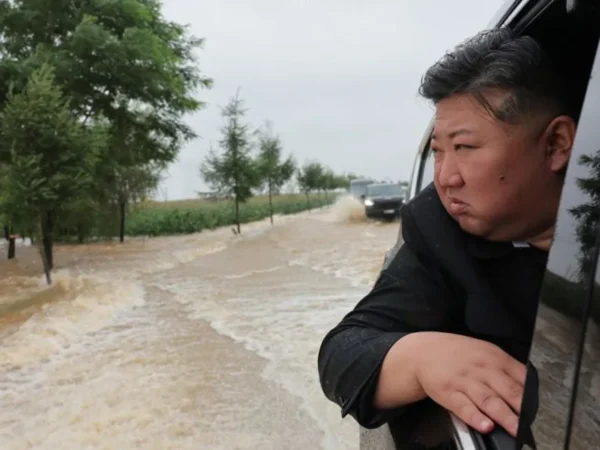 Kim dari Korea Utara ‘memeriksa’ tanggap banjir ketika ribuan orang dievakuasi