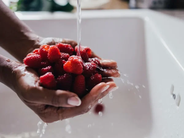 Anda memang perlu mencuci buah dan sayur sebelum memakannya.